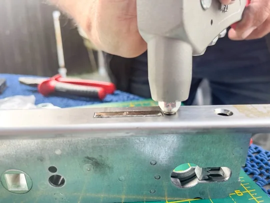 Reparatur einer Mehrfachverriegelung in der Werkstatt