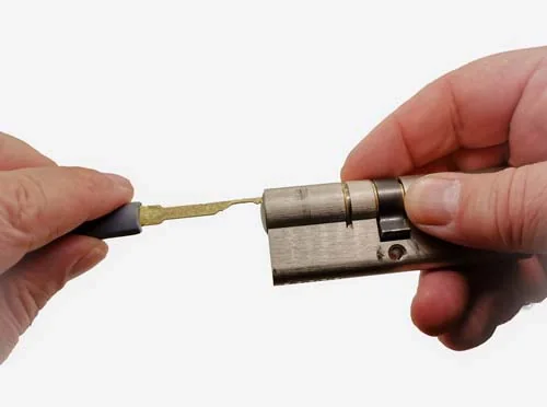 Monteur öffnet einen Profilzylinder zerstörungsfrei mit einem Pick-Werkzeug