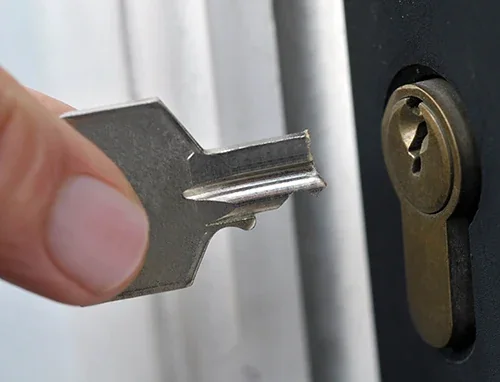 Abgebrochener Schlüssel vor dem Zylinder einer Wohnungstür