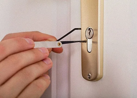 Eine zugefallene Wohnungstür wird mit Spezialwerkzeug am Profilzylinder geöffnet